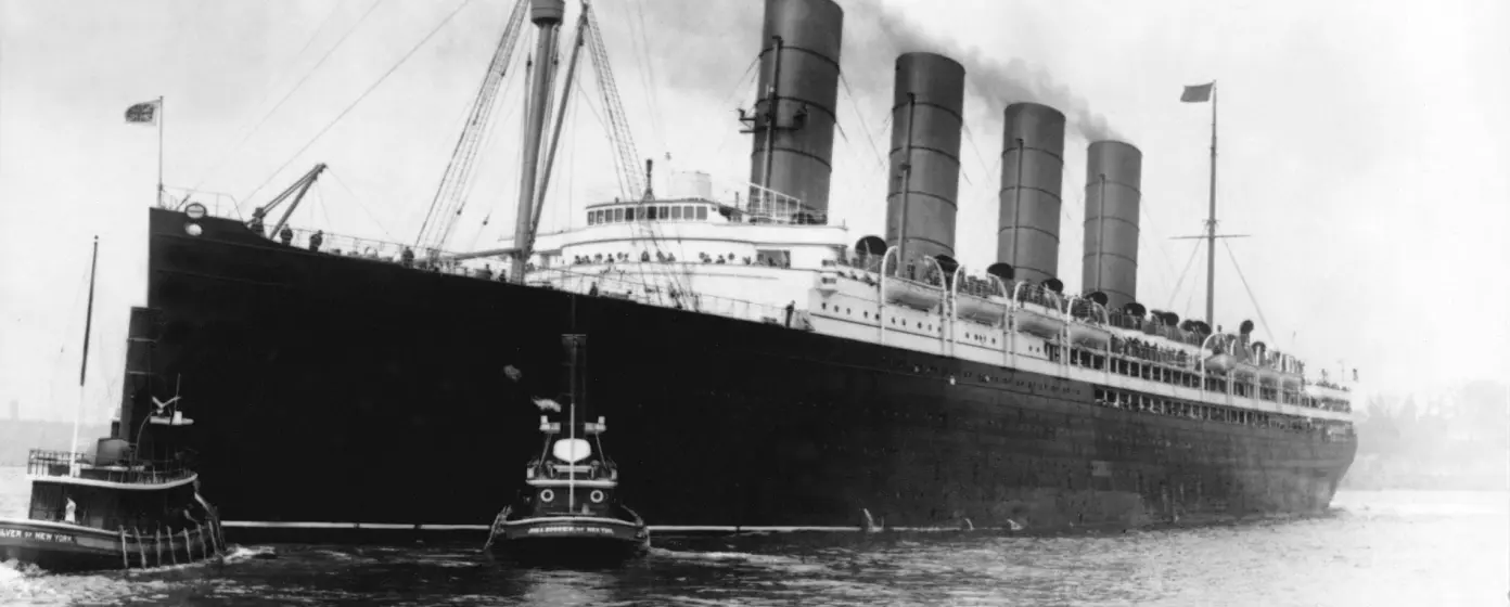 ocean liner carrying migrants to the new world
